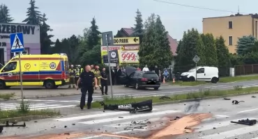 Zderzenie dwóch samochodów na skrzyżowaniu Sienkiewicza i Grottgera. Trzy osoby trafiły do szpitala