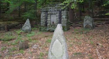 Leśny cmentarz rodziny Cogho - Sobieszów