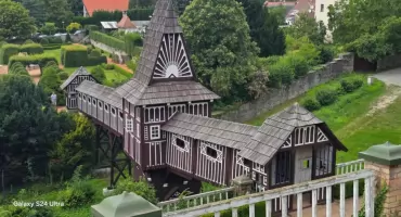 Most jak z bajki w ogrodach Nowego Miasta nad Metują
