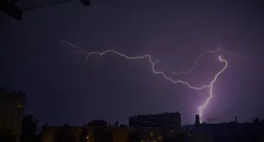 Upał i gwałtowne burze nad Karkonoszami. Synoptycy ostrzegają przed niebezpieczną pogodą.