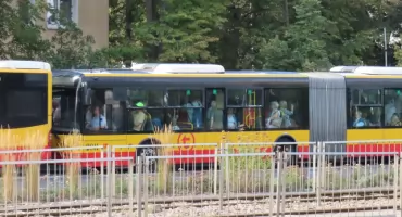 „Z drogi śledzie” przepełniony autobus jedzie