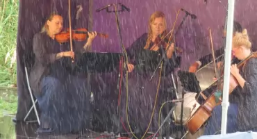 Letni Koncert w Parku Szczęśliwickim w strugach deszczu