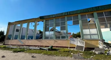 TRWA ROZBIÓRKA HALI SPORTOWEJ PRZY SZKOLE 