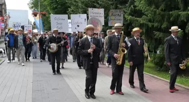 Jazz wyszedł na ulice Suchej Beskidzkiej. Tak wyglądała pierwsza Parada Nowoorleańska