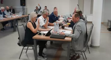 Gorąca sesja Rady Miejskiej w Czyżewie: spory o magazyny, byłego dyrektora i młodzieżową radę [FOTO + RETRANSMISJA]