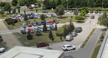 Sypią się mandaty przy szpitalu. Policja: Prowadzimy sześćdziesiąt postępowań