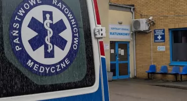 92-latek leżał w łóżku, nie miał siły z niego wstać. Strażacy widzieli go przez okno
