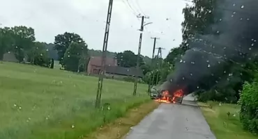 Pożar samochodu w miejscowości Kolonia Myśliwczów. Renault stanęło w płomieniach