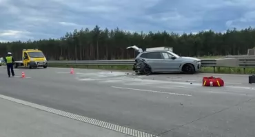 [WIDEO] Kolizja na autostradzie A1. 44-letni Radomszczanin zasnął za kierownicą i wjechał w bariery. To był początek