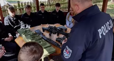 Biwak uczniów klasy mundurowej. Przez trzy dni uczyli się musztry, pierwszej pomocy i samoobrony