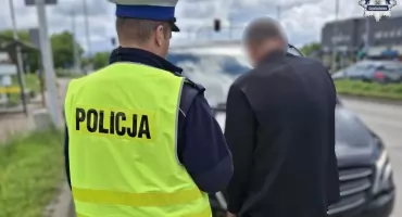 Kompletnie pijany 51-letni Radomszczanin kierował karawanem. Przewoził trumnę z ciałem. Jechał slalomem