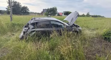 19-latek stracił panowanie na Kią. Samochód zjechał z drogi i uderzył w drzewo 