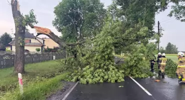Strażacy wyjeżdżali sześć razy. Na dzisiaj synoptycy też zapowiadają burze, trzeba uważać