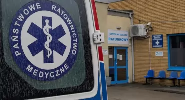 Strażacy pomagali ratownikom. 94-latek upadł i złamał biodro