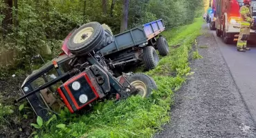 80-letni kierowca Zetora zasłabł. Ciągnik rolniczy wjechał do rowu. Mężczyzna został odwieziony do szpitala