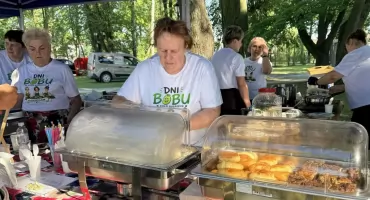 Święto Święto Bob(r)u w Gorzędowie. Samorządowcy ciągnęli wóz, na którym siedziały panny