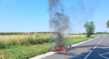 Pożar motocykla w miejscowości Krępa. Na szczęście motocykliście nic się nie stało