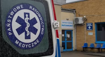 Dyżurny straży otrzymał zgłoszenie: - Kobieta źle się czuje, ma ból głowy. Jest jej niedobrze