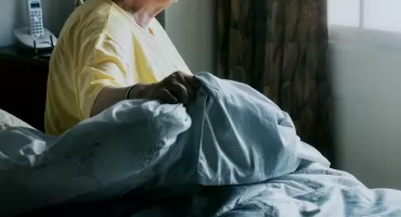 Kobieta spadła z łóżka. Nie mogła sama wstać. Na miejsce wysłano strażaków