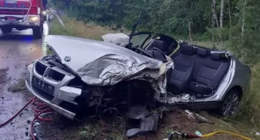 Wypadek w miejscowości Kozie Pole. BMW zderzyło się z karetką pogotowia ratunkowego