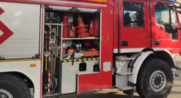 Strażacy i policja wezwani do Kodręba. Na drogę spadł przewód linii energetycznej