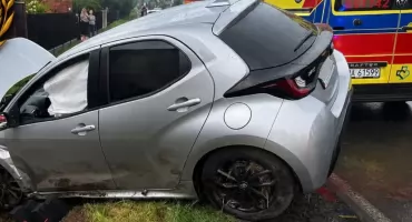 Wypadek w Rzejowicach. Toyota wjechała do rowu. Na miejscu są służby ratunkowe