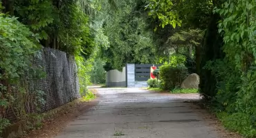 Ballada o płytach betonowych: Przyjechali, położyli betonowe płyty, zrobili drogę, odjechali. Cóż z tego, że nie na swoim?