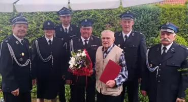 Wyjątkowy jubileusz druha Ekharda Rudnika. Strażacy z Krutyni odwiedzili honorowego członka OSP