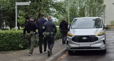 27-latek zatrzymany za organizowanie nielegalnej migracji. W mieszkaniu znaleziono ponad 2 kilogramy mefedronu