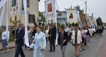 Wspólna modlitwa i świadectwo wiary w Międzyrzecu Podlaskim. Tak parafie św. Józefa i św. Mikołaja obchodziły Boże Ciało