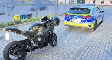 Jechał motocyklem na jednym kole. 24-latek stracił prawo jazdy