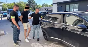 Rozbój z powodu koszulki klubowej. 17- i 19-latek zatrzymani przez policję