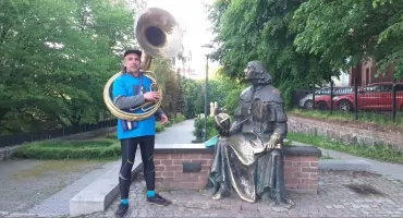 Suzafon, rower i pomaganie. Piotr Wróbel o niezwykłej akcji „Suzafony na pomniki”