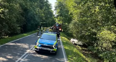 Ponad 2 promile alkoholu u kierowcy. BMW uderzyło w drzewo w Drelowie