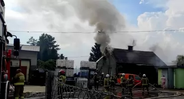 Zerwany dach przy ul. Targowej i pożar w Rzeczycy. Straty sięgają 320 tys. zł, burza postawiła na nogi strażaków z Międzyrzeca Podlaskiego
