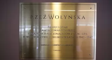     By pamięć nie zginęła. W bialskim szpitalu odsłonięto Tablicę Pamięci Ofiar Wołynia