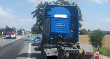 UWAGA! ZABLOKOWANA DK2 W ZALESIU. Naczepa spadła z ciężarówki, wyciekło paliwo. Motocyklista przewrócił się na plamie oleju
