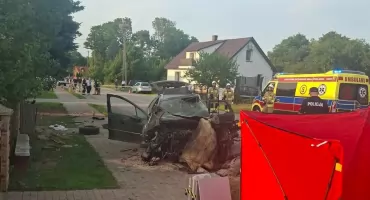 Peugeot staranował ogrodzenie, drzewo i ścianę domu. Poważny wypadek w Krzewicy