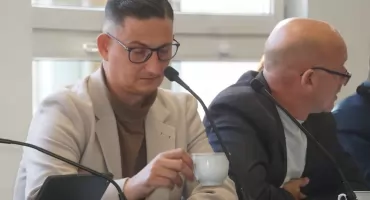 Pytania Mateusza Lisieckiego o zatrudnienie byłej dyrektorki SPZOZ bez odpowiedzi. Bartosz Nowacki milczał