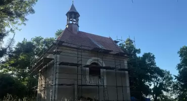 Kaplica na wzgórzu odzyskuje dawny blask.  Trwa remont jednego z najstarszych zabytków w gminie Wińsko 