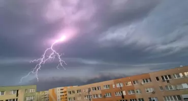 Alert pogodowy dla powiatu wołowskiego: Gwałtowne burze, ulewy i upały. Jak przygotować się na noc z 20 na 21 czerwca?