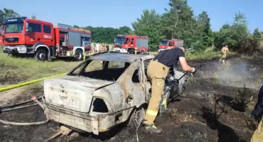 Osobówka wjechała w las i stanęła w płomieniach. O krok od tragedii w leśnictwie Krzelów