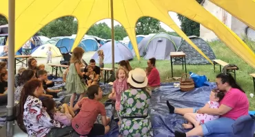 Lokalny akcent na SLOT Art Festival. Natalia Wach-Wojciechowska z Wołowa zachwyciła dzieci i rodziców w Lubiążu