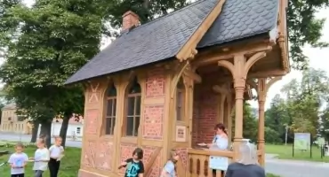 Tajemnice Dolnobrzeskiego Ośrodka Kultury odkryte. Zjawiskowe warsztaty rodzinne „Miejsca mają twarze” z Natalią Gołubowską- Skrzypicką