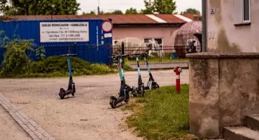 Jeździsz hulajnogą? Lepiej poznaj przepisy, zanim zapłacisz mandat lub doprowadzisz do wypadku