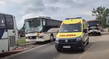 Wypadek dwóch autokarów z dziećmi na DW 591 koło Kętrzyna. Droga była całkowicie zablokowana