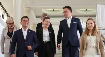 Szymon Hołownia na końcu rankingu zaufania. Zanotował bardzo duży spadek 