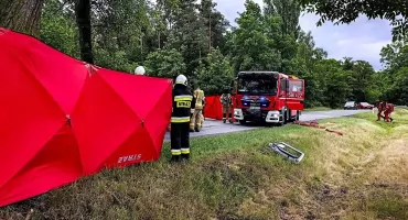 Tragiczny wypadek niedaleko Słupcy. Samochód uderzył w drzewo, kierowca zginął na miejscu