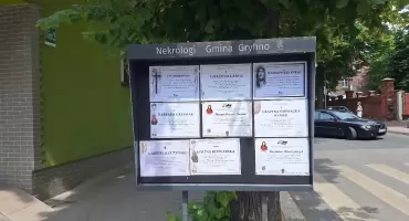 Aż trzynaście nekrologów z nazwiskami zmarłych...