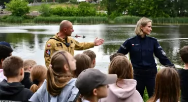 Strażacy i policjanci uczą dzieci bezpiecznych wakacji. Pokazy nad wodą w Mińsku Mazowieckim